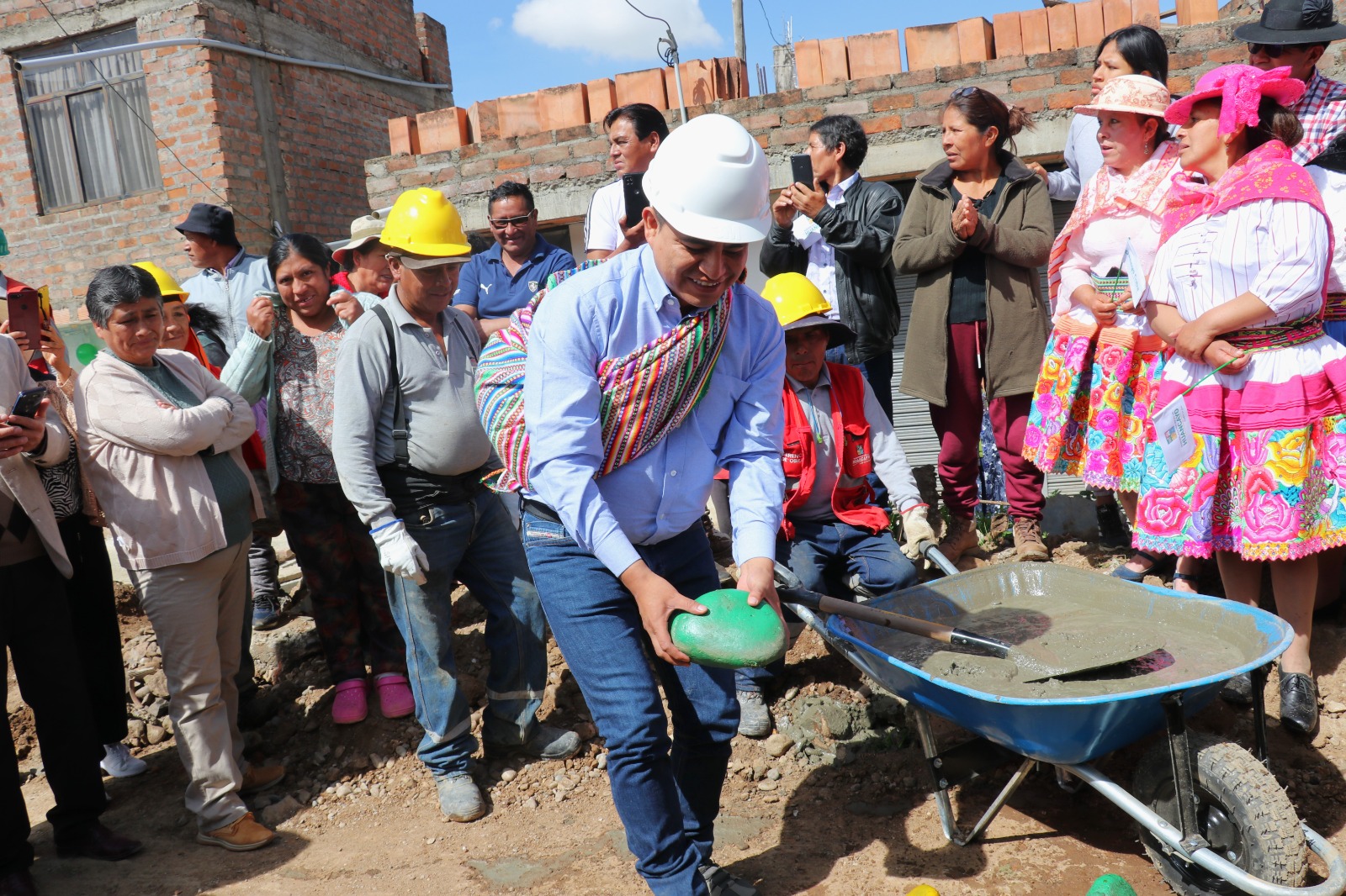 ALCALDE DENNYS CUBA coloca primera piedra en obra de calle san Martin en Palian