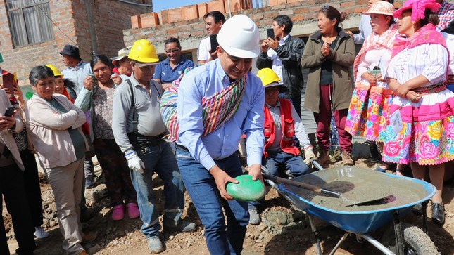 ALCALDE DENNYS CUBA coloca primera piedra en obra de calle san Martin en Palian 