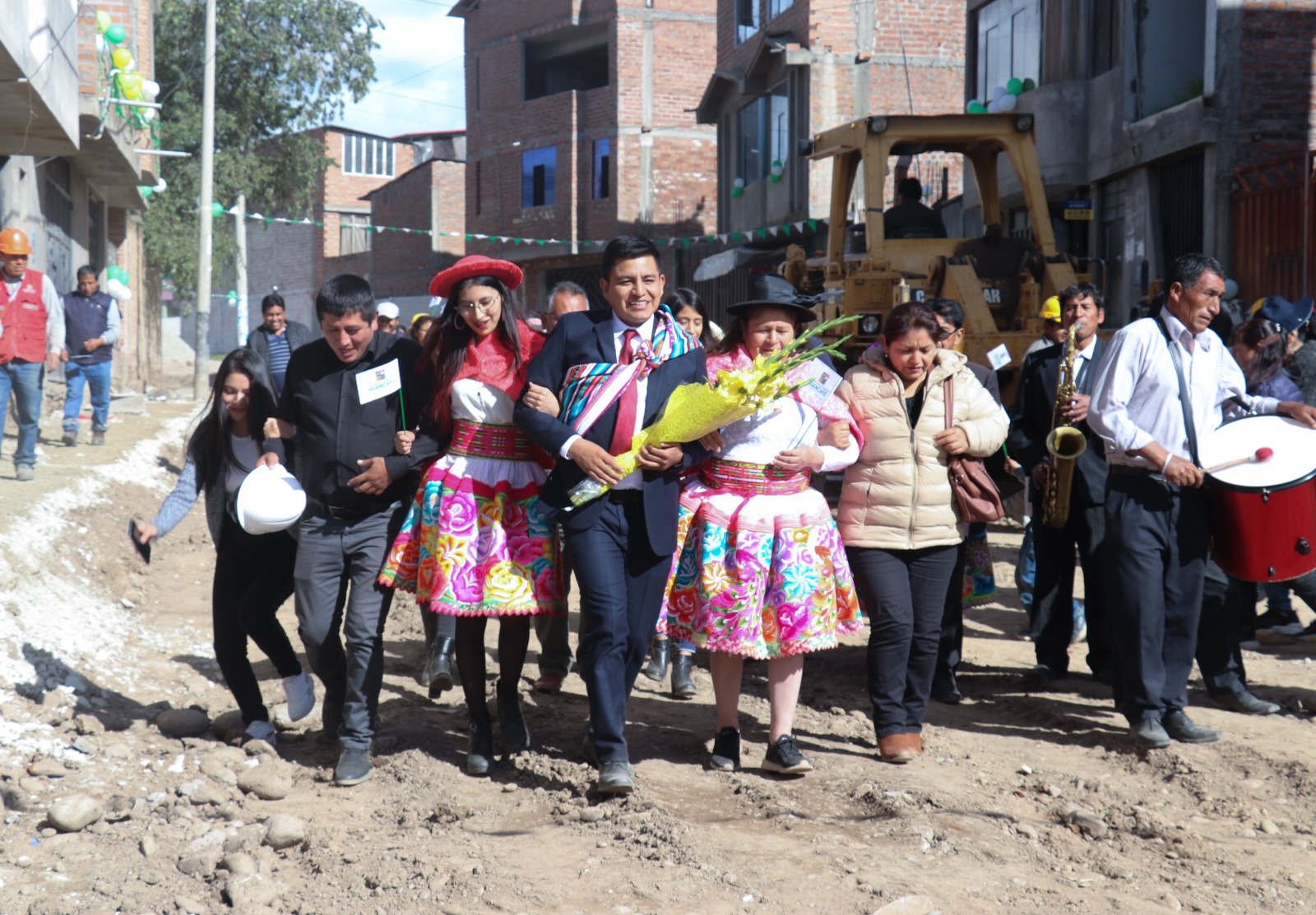 El alcalde de Huancayo realizó la primera puesta de piedra de la obra “Mejoramiento de pistas y veredas del jr. Ramiro Prialé, Psje. Holanda, Psje. Brasil, Psje. Alemania, Psje. España, de la cuadra, en el sector de Yauris, provincia de Huancayo - Junín”