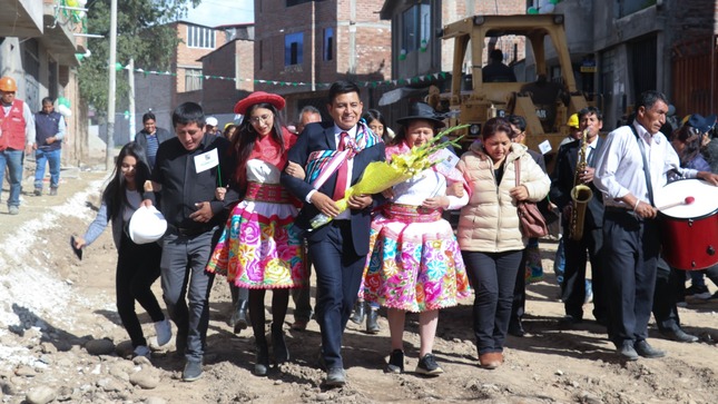El alcalde de Huancayo realizó la primera puesta de piedra de la obra  “Mejoramiento de pistas y veredas del jr. Ramiro Prialé, Psje. Holanda, Psje. Brasil, Psje. Alemania, Psje. España, de la cuadra, en el sector de Yauris,  provincia de Huancayo - Junín”