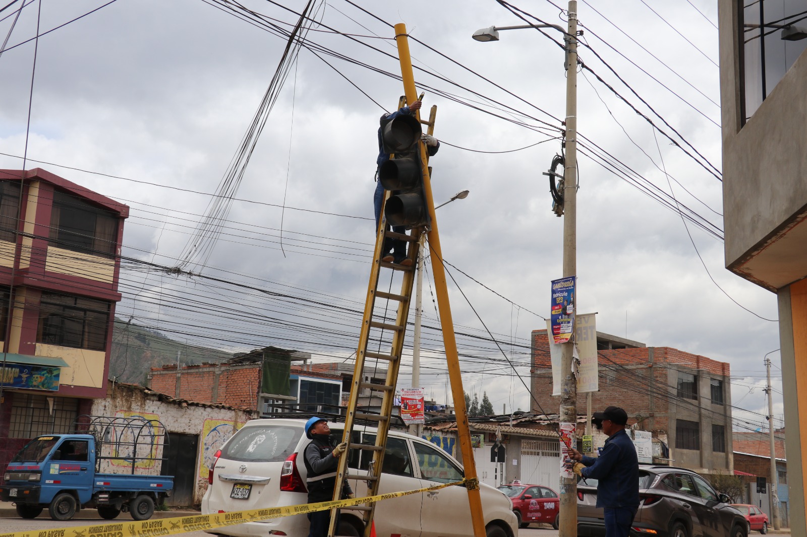 La Gerencia de Tránsito y Transportes de Huancayo (GTT), realizó el mantenimiento, cambio de semáforos y pintado de señalizaciones