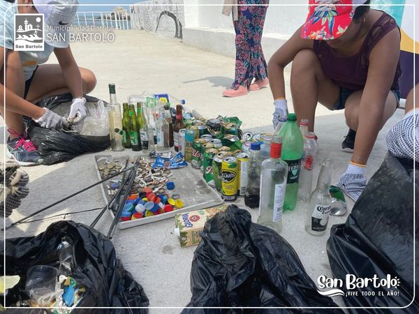 Al finalizar la jornada, obtuvimos 56 kg de residuos sรณlidos, entre latas de cerveza, botellas de plรกstico, envolturas, colillas de cigarro y otros; los cuales daรฑan a nuestra fauna silvestre y el ecosistema de nuestras playas.