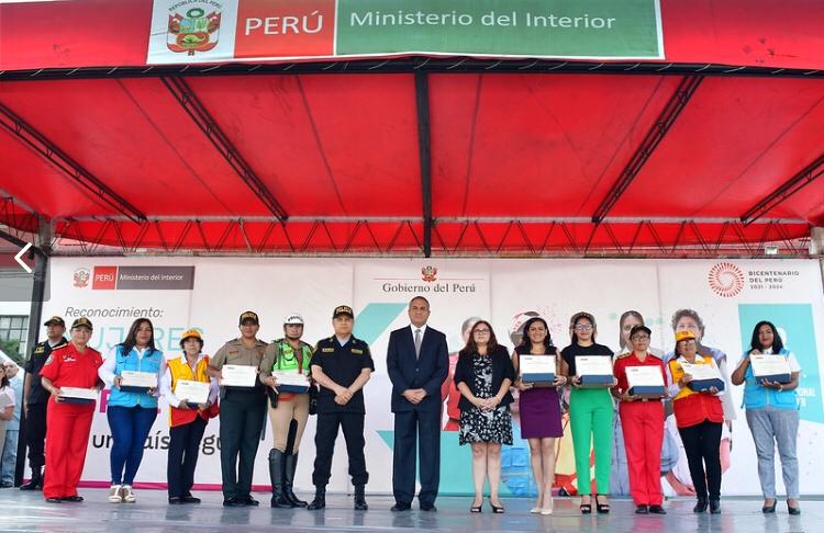 Con el objetivo de distinguir el trabajo, esfuerzo y contribución de la mujer en la búsqueda de la paz social a nivel nacional, el Ministerio del Interior (Mininter) reconoció a diez lideresas del Sector, cuya importante labor contribuye a fortalecer la seguridad ciudadana en nuestro país.
Este grupo de mujeres desarrollan una gran labor como miembros de la Policía Nacional del Perú y del Cuerpo General de Bomberos Voluntarios del Perú, así como articuladoras de la estrategia Barrio Seguro, coordinadoras de las Juntas Vecinales y colaboradoras del Ministerio del Interior.
El reconocimiento se dio en el marco del Día Internacional de la Mujer y contó con la participación del ministro del Interior, Vicente Romero Fernández, quien destacó el valioso aporte de la mujer a lo largo de la historia institucional del Mininter y resaltó el rol fundamental que cumple en el desarrollo social, económico y político de una nación.
“Nos sentimos muy orgullosos de trabajar desde el Ministerio del Interior con valiosas mujeres comprometidas con sus familias, con sus hijos y, también, con los grandes objetivos nacionales que tenemos como país. Ellas siguen luchando indesmayablemente por sus derechos, pero a la vez aportan sus mayores esfuerzos a la construcción de una sociedad cada vez mejor, con la que todos soñamos”, indicó.
Agregó que las mujeres reconocidas hoy, destacan por su entrega, liderazgo y vocación de servicio en la lucha contra la delincuencia, además de brindar seguridad y trabajar en la prevención de la violencia.
“Aún hay brechas por acortar, pero son todas ustedes una manifestación viva de que sí podemos alcanzar los mayores retos que tenemos como país, de que sí podemos construir esa paz social que todos anhelamos para tener un país seguro, sin violencia y con seguridad ciudadana”, concluyó.
El reconocimiento también se hizo extensivo a la ministra de la Mujer, Nancy Tolentino, a través de la directora ejecutiva del Programa Nacional Aurora, Ana María Mendieta, quien acudió a la sede ministerial y expresó su saludo, a nombre de la ministra, a todas las mujeres reconocidas por el Mininter. “Esta distinción reconoce el aporte de todas aquellas mujeres que conforman las instituciones que son parte del sector Interior”, indicó.
Además, Mendieta resaltó la labor coordinada que el Ministerio de la Mujer y Poblaciones Vulnerables realiza con el sector Interior en favor de la lucha contra la violencia a la mujer, y destacó el convenio suscrito entre ambos sectores para la integración de los Centros de Emergencia Mujer (CEM) en las comisarías. En esa misma línea, resaltó el valioso aporte de las mujeres policías a esta causa
El reconocimiento con diploma y una placa recordatoria fue recibido por la S1 PNP Silvia Flores Paredes; S3 PNP Daniela Fabián Ramos; Brigadier Mayor CGBVP Rocío Bayona Aranda; Brigadier Mayor CGBVP Brenda López Szwesw; Betzy Huamán Bautista y Emilia Jara Vega, ambas articuladoras de Barrio Seguro.
Las trabajadoras del Ministerio del Interior Ingrid Veneros Mendivel y Diana Coronado Ramos recibieron el reconocimiento por su labor; y también fueron reconocidas Dora Carpio Guerra y Olivia Vilcara Acosta, por su trabajo como coordinadoras de las Juntas Vecinales de la Región Policial Callao.