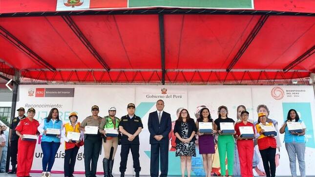 Con el objetivo de distinguir el trabajo, esfuerzo y contribución de la mujer en la búsqueda de la paz social a nivel nacional, el Ministerio del Interior (Mininter) reconoció a diez lideresas del Sector, cuya importante labor contribuye a fortalecer la seguridad ciudadana en nuestro país.

Este grupo de mujeres desarrollan una gran labor como miembros de la Policía Nacional del Perú y del Cuerpo General de Bomberos Voluntarios del Perú, así como articuladoras de la estrategia Barrio Seguro, coordinadoras de las Juntas Vecinales y colaboradoras del Ministerio del Interior.  

El reconocimiento se dio en el marco del Día Internacional de la Mujer y contó con la participación del ministro del Interior, Vicente Romero Fernández, quien destacó el valioso aporte de la mujer a lo largo de la historia institucional del Mininter y resaltó el rol fundamental que cumple en el desarrollo social, económico y político de una nación.

“Nos sentimos muy orgullosos de trabajar desde el Ministerio del Interior con valiosas mujeres comprometidas con sus familias, con sus hijos y, también, con los grandes objetivos nacionales que tenemos como país. Ellas siguen luchando indesmayablemente por sus derechos, pero a la vez aportan sus mayores esfuerzos a la construcción de una sociedad cada vez mejor, con la que todos soñamos”, indicó.

Agregó que las mujeres reconocidas hoy, destacan por su entrega, liderazgo y vocación de servicio en la lucha contra la delincuencia, además de brindar seguridad y trabajar en la prevención de la violencia.

“Aún hay brechas por acortar, pero son todas ustedes una manifestación viva de que sí podemos alcanzar los mayores retos que tenemos como país, de que sí podemos construir esa paz social que todos anhelamos para tener un país seguro, sin violencia y con seguridad ciudadana”, concluyó.

El reconocimiento también se hizo extensivo a la ministra de la Mujer, Nancy Tolentino, a través de la directora ejecutiva del Programa Nacional Aurora, Ana María Mendieta, quien acudió a la sede ministerial y expresó su saludo, a nombre de la ministra, a todas las mujeres reconocidas por el Mininter. “Esta distinción reconoce el aporte de todas aquellas mujeres que conforman las instituciones que son parte del sector Interior”, indicó.

Además, Mendieta resaltó la labor coordinada que el Ministerio de la Mujer y Poblaciones Vulnerables realiza con el sector Interior en favor de la lucha contra la violencia a la mujer, y destacó el convenio suscrito entre ambos sectores para la integración de los Centros de Emergencia Mujer (CEM) en las comisarías. En esa misma línea, resaltó el valioso aporte de las mujeres policías a esta causa 

El reconocimiento con diploma y una placa recordatoria fue recibido por la S1 PNP Silvia Flores Paredes; S3 PNP Daniela Fabián Ramos; Brigadier Mayor CGBVP Rocío Bayona Aranda; Brigadier Mayor CGBVP Brenda López Szwesw; Betzy Huamán Bautista y Emilia Jara Vega, ambas articuladoras de Barrio Seguro.

Las trabajadoras del Ministerio del Interior Ingrid Veneros Mendivel y Diana Coronado Ramos recibieron el reconocimiento por su labor; y también fueron reconocidas Dora Carpio Guerra y Olivia Vilcara Acosta, por su trabajo como coordinadoras de las Juntas Vecinales de la Región Policial Callao.
