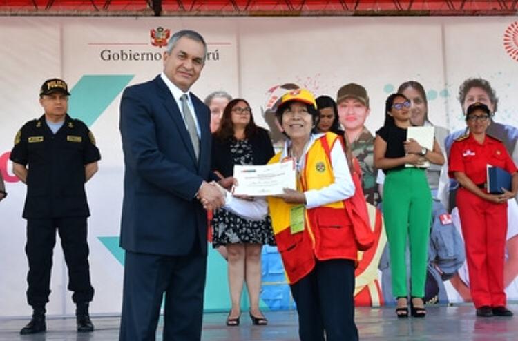 Con el objetivo de distinguir el trabajo, esfuerzo y contribución de la mujer en la búsqueda de la paz social a nivel nacional, el Ministerio del Interior (Mininter) reconoció a diez lideresas del Sector, cuya importante labor contribuye a fortalecer la seguridad ciudadana en nuestro país.
Este grupo de mujeres desarrollan una gran labor como miembros de la Policía Nacional del Perú y del Cuerpo General de Bomberos Voluntarios del Perú, así como articuladoras de la estrategia Barrio Seguro, coordinadoras de las Juntas Vecinales y colaboradoras del Ministerio del Interior.
El reconocimiento se dio en el marco del Día Internacional de la Mujer y contó con la participación del ministro del Interior, Vicente Romero Fernández, quien destacó el valioso aporte de la mujer a lo largo de la historia institucional del Mininter y resaltó el rol fundamental que cumple en el desarrollo social, económico y político de una nación.
“Nos sentimos muy orgullosos de trabajar desde el Ministerio del Interior con valiosas mujeres comprometidas con sus familias, con sus hijos y, también, con los grandes objetivos nacionales que tenemos como país. Ellas siguen luchando indesmayablemente por sus derechos, pero a la vez aportan sus mayores esfuerzos a la construcción de una sociedad cada vez mejor, con la que todos soñamos”, indicó.
Agregó que las mujeres reconocidas hoy, destacan por su entrega, liderazgo y vocación de servicio en la lucha contra la delincuencia, además de brindar seguridad y trabajar en la prevención de la violencia.
“Aún hay brechas por acortar, pero son todas ustedes una manifestación viva de que sí podemos alcanzar los mayores retos que tenemos como país, de que sí podemos construir esa paz social que todos anhelamos para tener un país seguro, sin violencia y con seguridad ciudadana”, concluyó.
El reconocimiento también se hizo extensivo a la ministra de la Mujer, Nancy Tolentino, a través de la directora ejecutiva del Programa Nacional Aurora, Ana María Mendieta, quien acudió a la sede ministerial y expresó su saludo, a nombre de la ministra, a todas las mujeres reconocidas por el Mininter. “Esta distinción reconoce el aporte de todas aquellas mujeres que conforman las instituciones que son parte del sector Interior”, indicó.
Además, Mendieta resaltó la labor coordinada que el Ministerio de la Mujer y Poblaciones Vulnerables realiza con el sector Interior en favor de la lucha contra la violencia a la mujer, y destacó el convenio suscrito entre ambos sectores para la integración de los Centros de Emergencia Mujer (CEM) en las comisarías. En esa misma línea, resaltó el valioso aporte de las mujeres policías a esta causa
El reconocimiento con diploma y una placa recordatoria fue recibido por la S1 PNP Silvia Flores Paredes; S3 PNP Daniela Fabián Ramos; Brigadier Mayor CGBVP Rocío Bayona Aranda; Brigadier Mayor CGBVP Brenda López Szwesw; Betzy Huamán Bautista y Emilia Jara Vega, ambas articuladoras de Barrio Seguro.
Las trabajadoras del Ministerio del Interior Ingrid Veneros Mendivel y Diana Coronado Ramos recibieron el reconocimiento por su labor; y también fueron reconocidas Dora Carpio Guerra y Olivia Vilcara Acosta, por su trabajo como coordinadoras de las Juntas Vecinales de la Región Policial Callao.