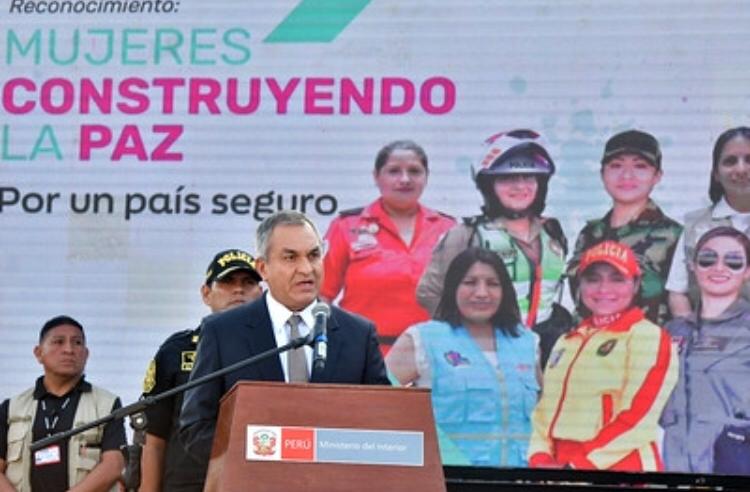 Con el objetivo de distinguir el trabajo, esfuerzo y contribución de la mujer en la búsqueda de la paz social a nivel nacional, el Ministerio del Interior (Mininter) reconoció a diez lideresas del Sector, cuya importante labor contribuye a fortalecer la seguridad ciudadana en nuestro país.
Este grupo de mujeres desarrollan una gran labor como miembros de la Policía Nacional del Perú y del Cuerpo General de Bomberos Voluntarios del Perú, así como articuladoras de la estrategia Barrio Seguro, coordinadoras de las Juntas Vecinales y colaboradoras del Ministerio del Interior.
El reconocimiento se dio en el marco del Día Internacional de la Mujer y contó con la participación del ministro del Interior, Vicente Romero Fernández, quien destacó el valioso aporte de la mujer a lo largo de la historia institucional del Mininter y resaltó el rol fundamental que cumple en el desarrollo social, económico y político de una nación.
“Nos sentimos muy orgullosos de trabajar desde el Ministerio del Interior con valiosas mujeres comprometidas con sus familias, con sus hijos y, también, con los grandes objetivos nacionales que tenemos como país. Ellas siguen luchando indesmayablemente por sus derechos, pero a la vez aportan sus mayores esfuerzos a la construcción de una sociedad cada vez mejor, con la que todos soñamos”, indicó.
Agregó que las mujeres reconocidas hoy, destacan por su entrega, liderazgo y vocación de servicio en la lucha contra la delincuencia, además de brindar seguridad y trabajar en la prevención de la violencia.
“Aún hay brechas por acortar, pero son todas ustedes una manifestación viva de que sí podemos alcanzar los mayores retos que tenemos como país, de que sí podemos construir esa paz social que todos anhelamos para tener un país seguro, sin violencia y con seguridad ciudadana”, concluyó.
El reconocimiento también se hizo extensivo a la ministra de la Mujer, Nancy Tolentino, a través de la directora ejecutiva del Programa Nacional Aurora, Ana María Mendieta, quien acudió a la sede ministerial y expresó su saludo, a nombre de la ministra, a todas las mujeres reconocidas por el Mininter. “Esta distinción reconoce el aporte de todas aquellas mujeres que conforman las instituciones que son parte del sector Interior”, indicó.
Además, Mendieta resaltó la labor coordinada que el Ministerio de la Mujer y Poblaciones Vulnerables realiza con el sector Interior en favor de la lucha contra la violencia a la mujer, y destacó el convenio suscrito entre ambos sectores para la integración de los Centros de Emergencia Mujer (CEM) en las comisarías. En esa misma línea, resaltó el valioso aporte de las mujeres policías a esta causa
El reconocimiento con diploma y una placa recordatoria fue recibido por la S1 PNP Silvia Flores Paredes; S3 PNP Daniela Fabián Ramos; Brigadier Mayor CGBVP Rocío Bayona Aranda; Brigadier Mayor CGBVP Brenda López Szwesw; Betzy Huamán Bautista y Emilia Jara Vega, ambas articuladoras de Barrio Seguro.
Las trabajadoras del Ministerio del Interior Ingrid Veneros Mendivel y Diana Coronado Ramos recibieron el reconocimiento por su labor; y también fueron reconocidas Dora Carpio Guerra y Olivia Vilcara Acosta, por su trabajo como coordinadoras de las Juntas Vecinales de la Región Policial Callao.