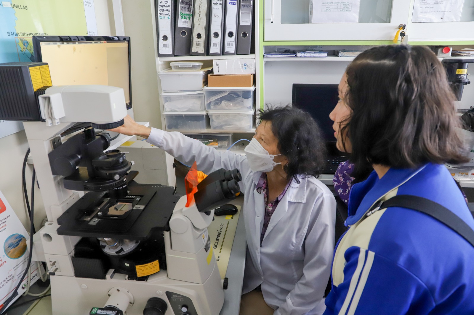 Imagen referencial "Un mar de mujeres que contribuyen a la investigación científica"