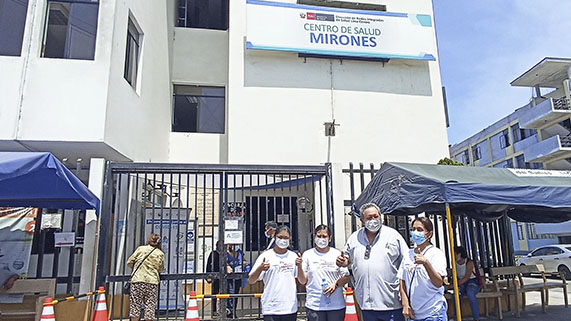 Médicos especialistas del Loayza en el frontis del Centro de Salud de Mirones