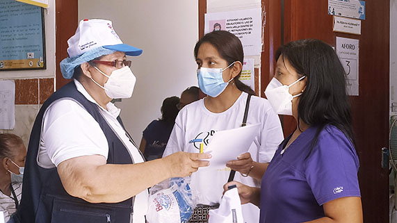 Personal del establecimiento conversando con el médico