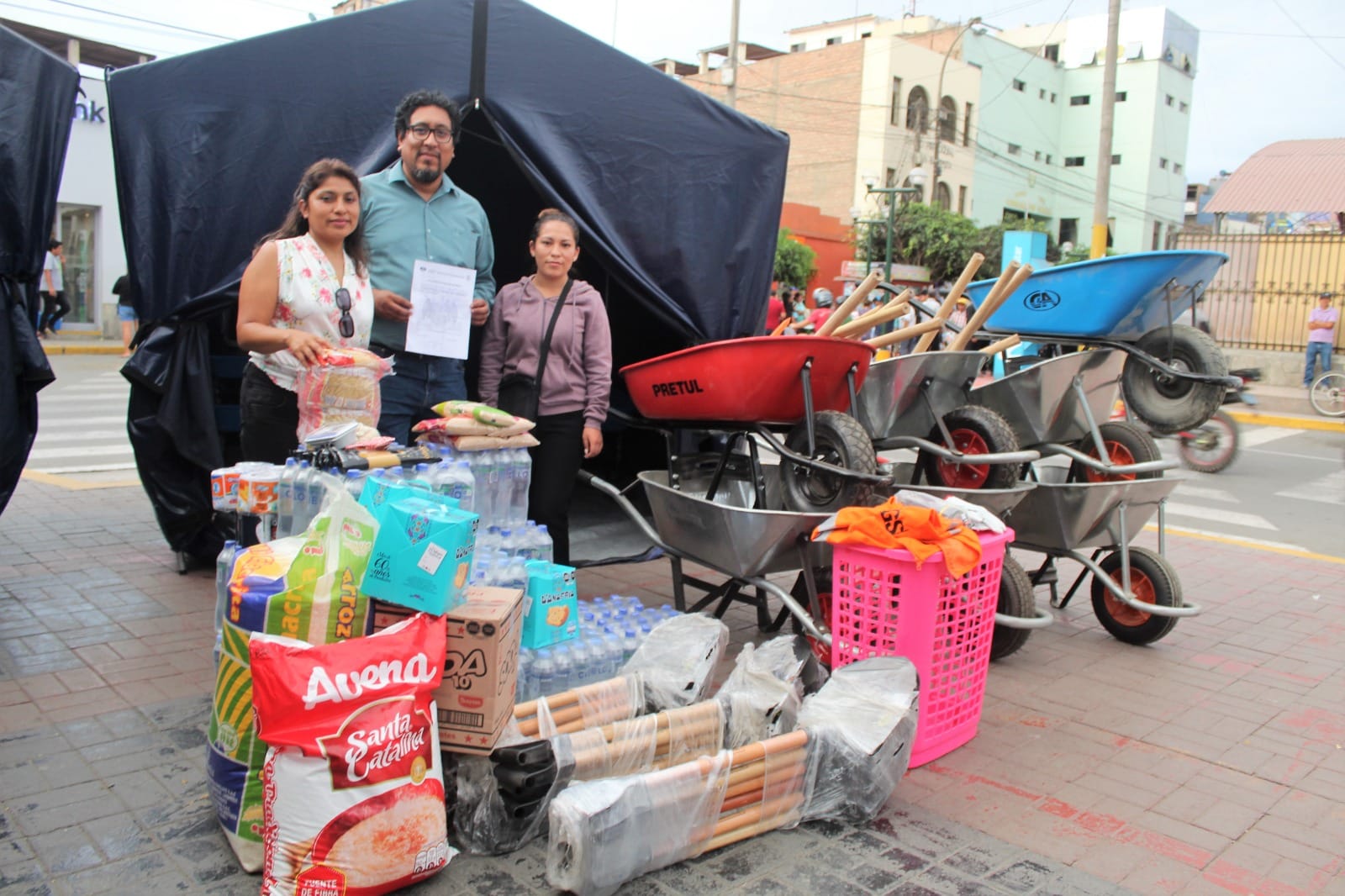 Entregan herramientas de trabajo y víveres para los distritos de 27 de Noviembre y Atavillos Alto afectados por los huaicos