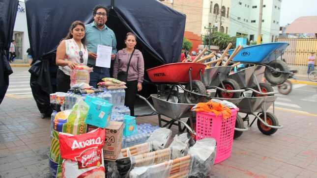 Entregan herramientas de trabajo y víveres para los distritos de 27 de Noviembre y Atavillos Alto afectados por los huaicos