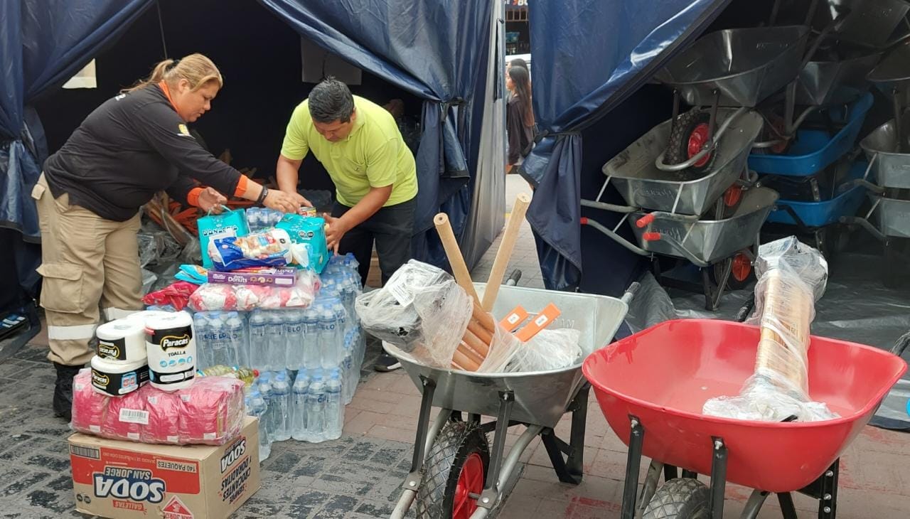 Entregan herramientas de trabajo y víveres para los distritos de 27 de Noviembre y Atavillos Alto afectados por los huaicos