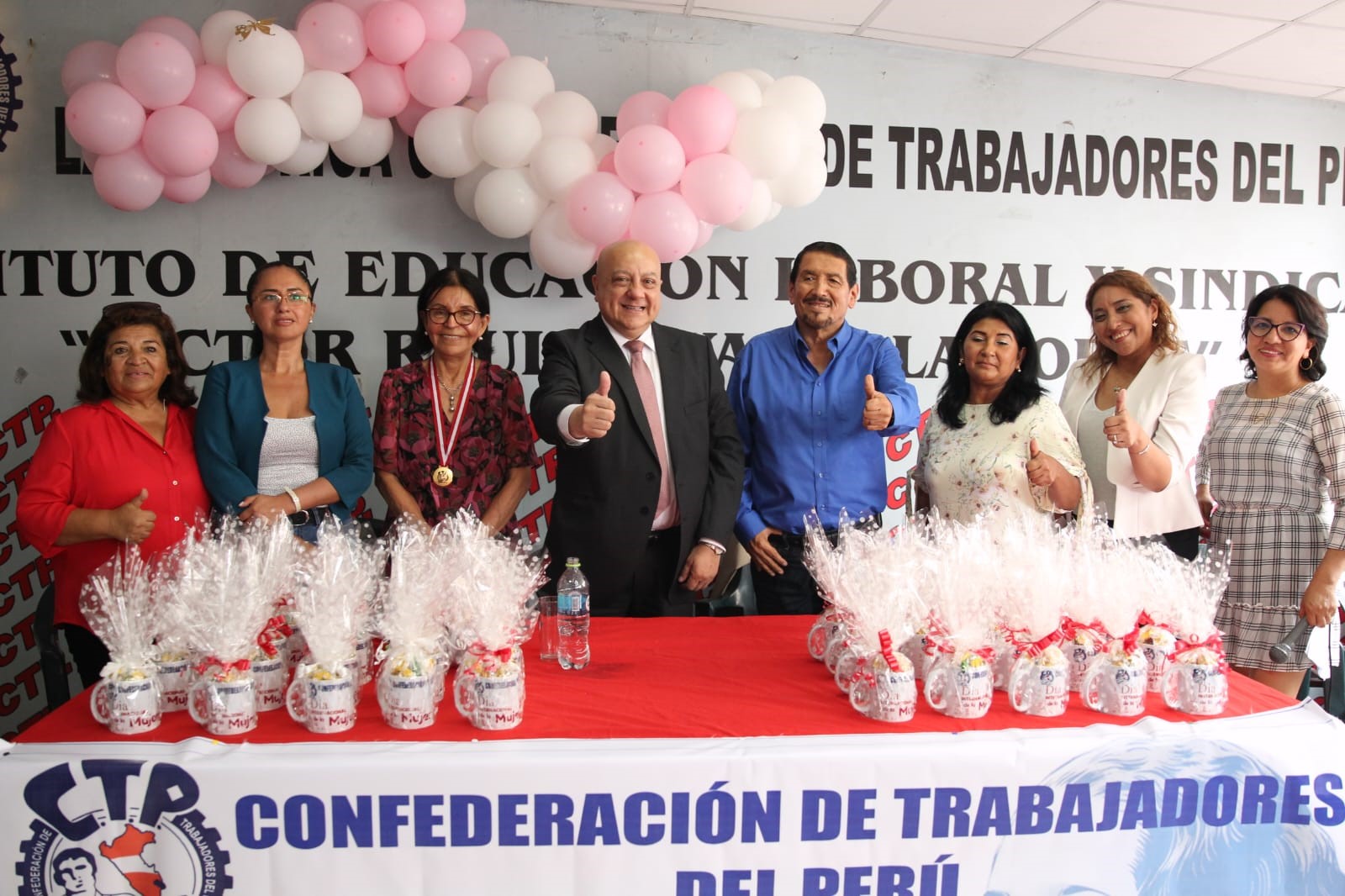 SM en homenaje a mujeres