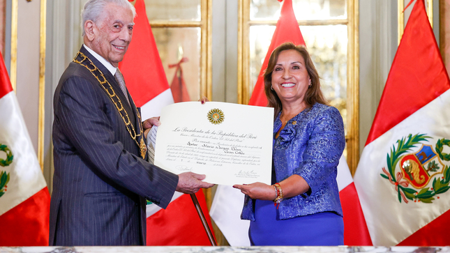  Presidenta Boluarte condecora a Mario Vargas Llosa con la Orden el Sol del Perú en el Grado de Gran Collar