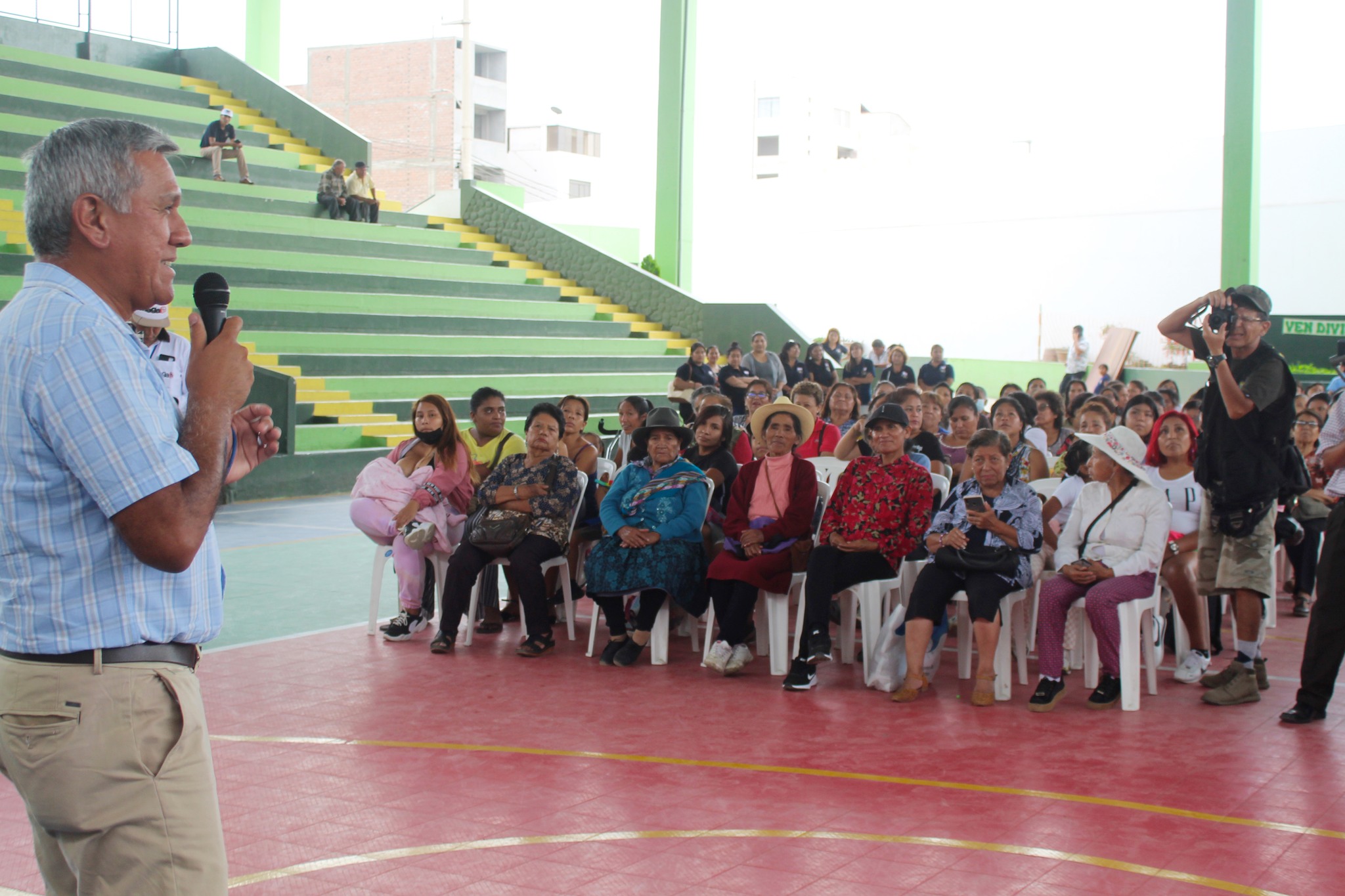 Comuna huaralina agasajó a mujeres en su día con expo feria, taller de liderazgo y entrega de obsequios