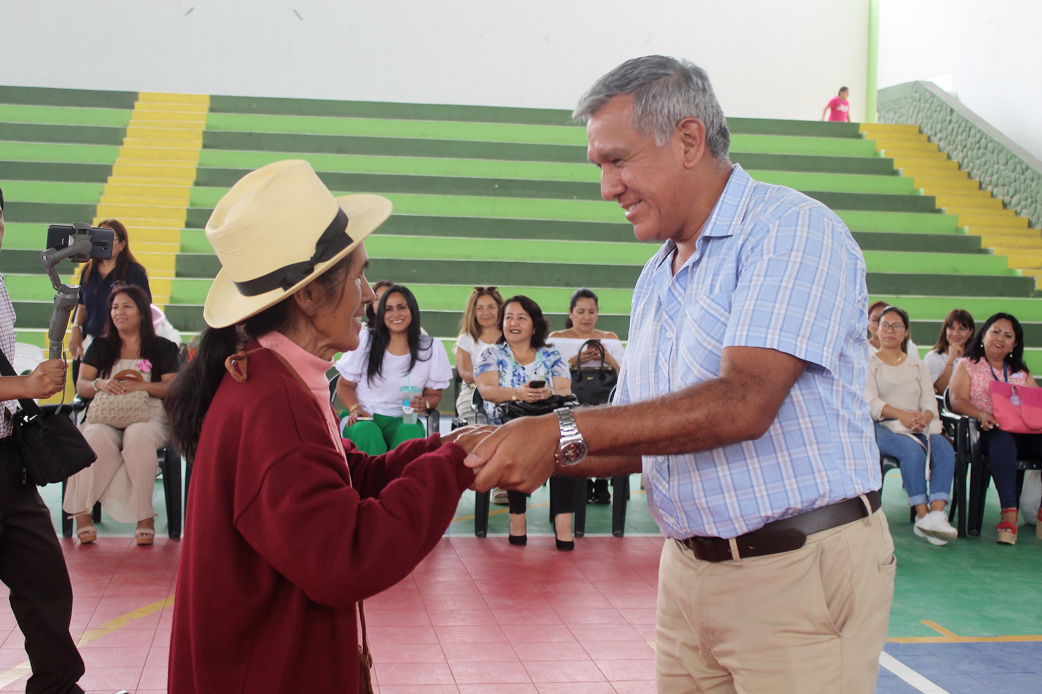 Comuna huaralina agasajó a mujeres en su día con expo feria, taller de liderazgo y entrega de obsequios