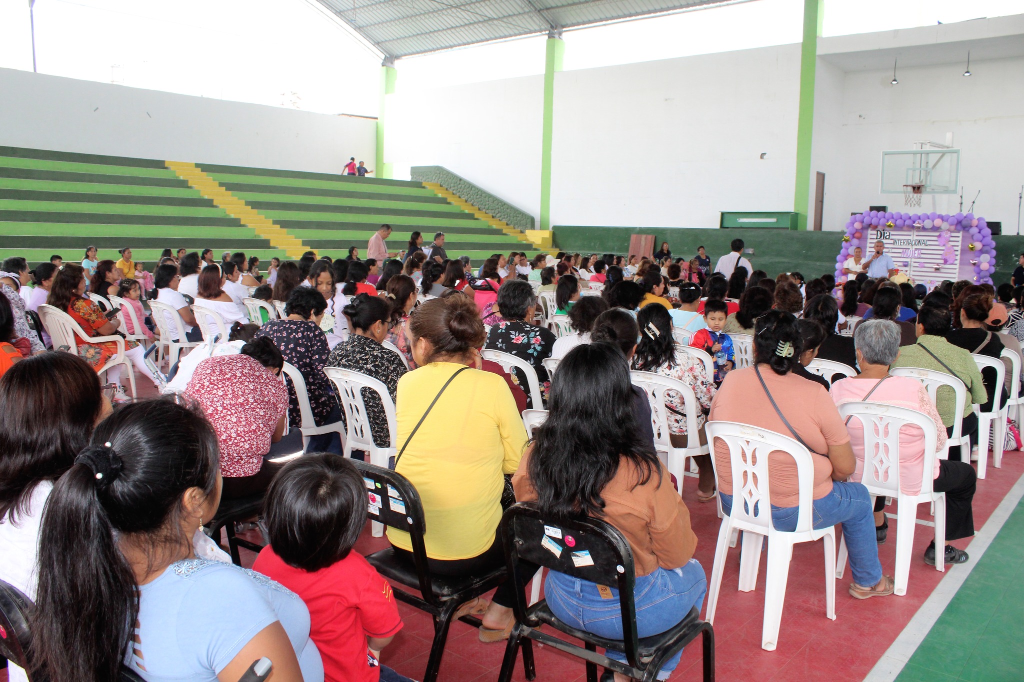 Comuna huaralina agasajó a mujeres en su día con expo feria, taller de liderazgo y entrega de obsequios