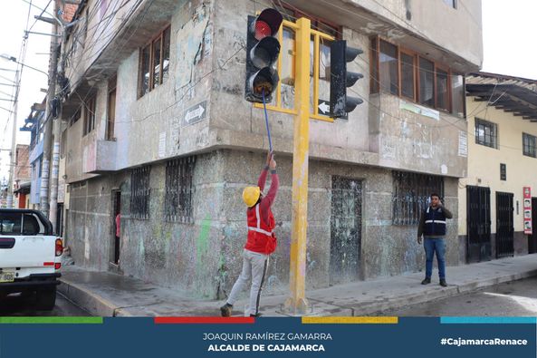 Intensifican Trabajos de Limpieza en Postes de Señalización y Sistema de Semaforización