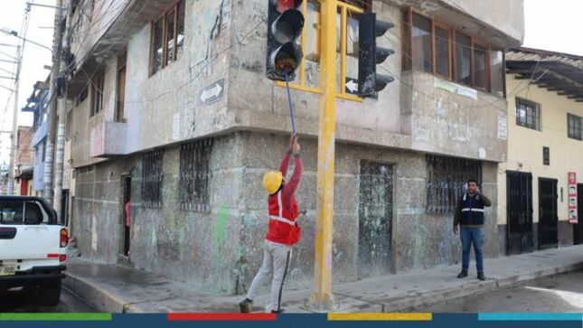 Intensifican Trabajos de Limpieza en Postes de Señalización y Sistema de Semaforización