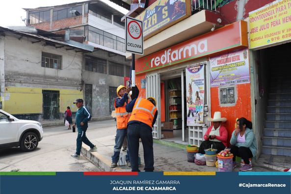 Intensifican Trabajos de Limpieza en Postes de Señalización y Sistema de Semaforización