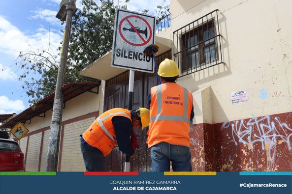 Intensifican Trabajos de Limpieza en Postes de Señalización y Sistema de Semaforización