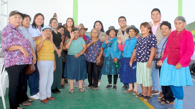 Adultas mayores fueron agasajadas por el día de la mujer con almuerzo y mariachis