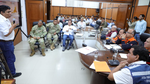 Gobernador dispone sincerar y optimizar recursos para atender emergencia por lluvias en Piura