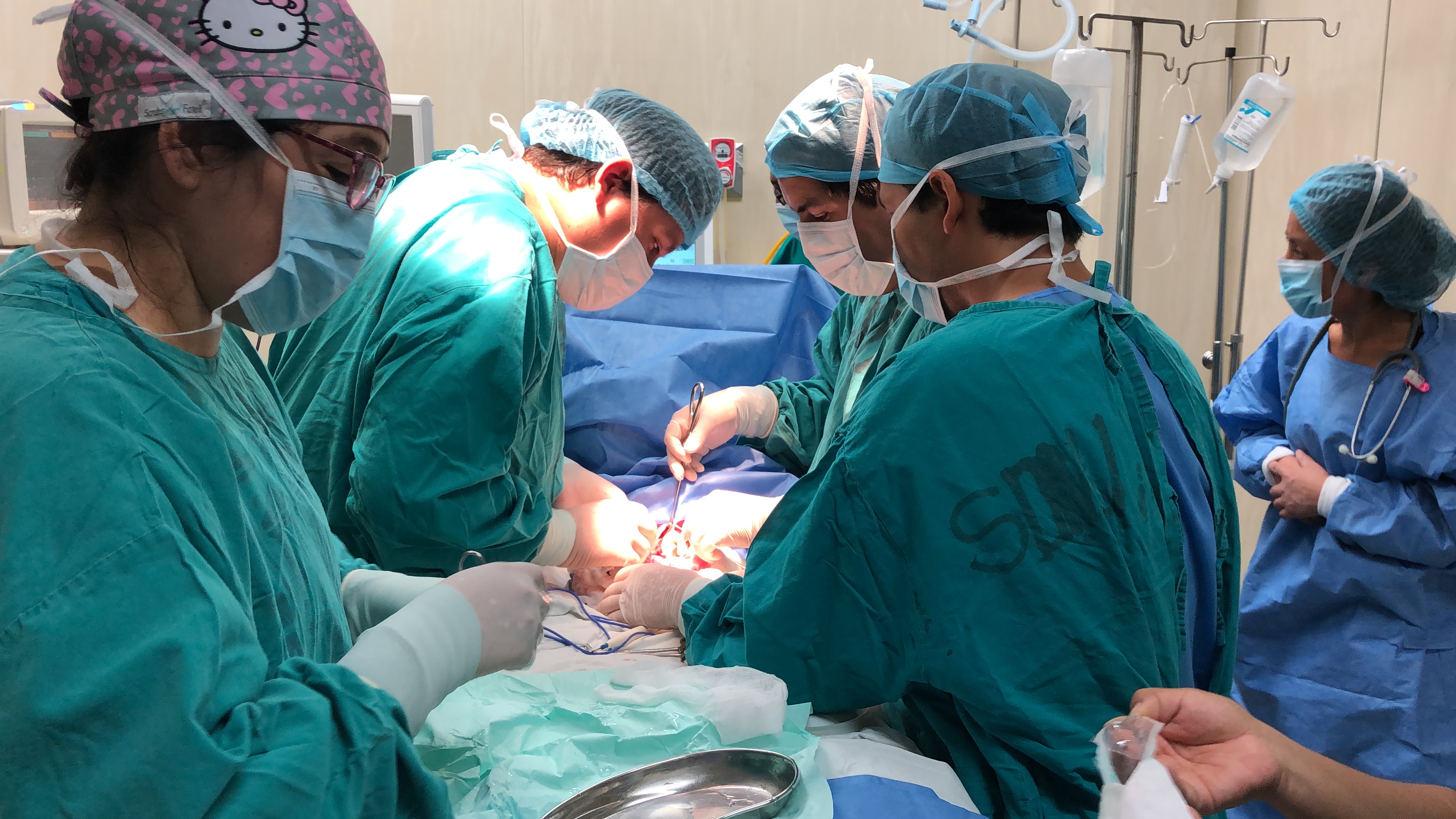 Se ve médicos operando 