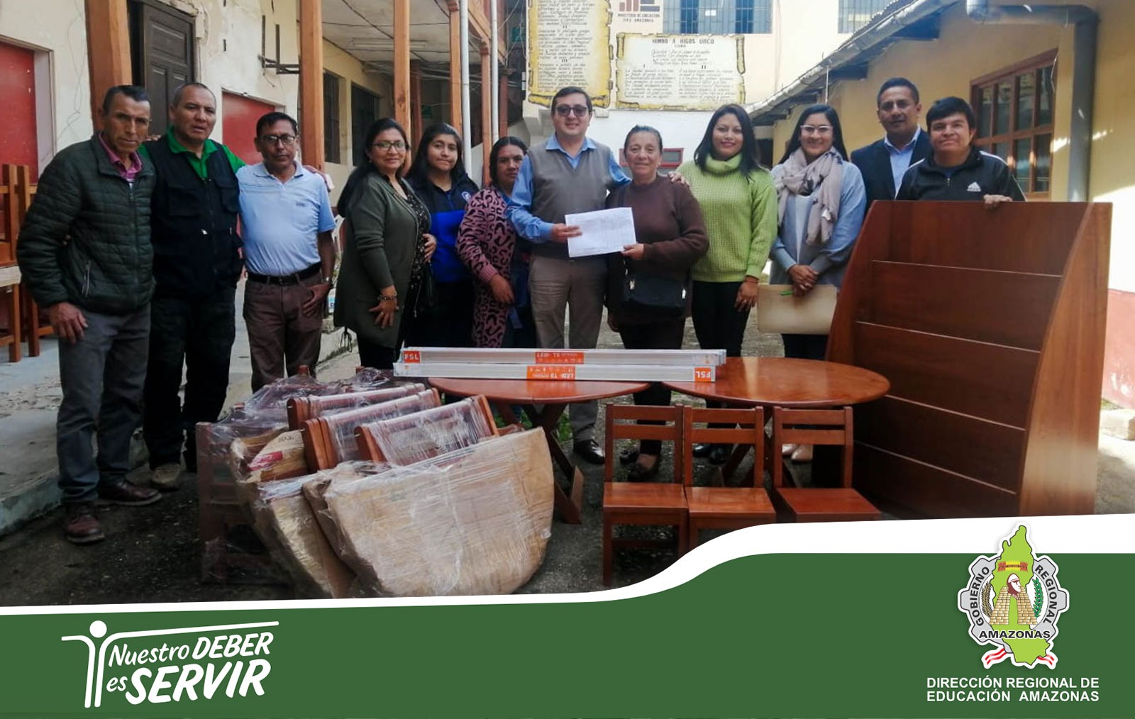 Entrega de mobiliario a colegios de Amazonas. 
