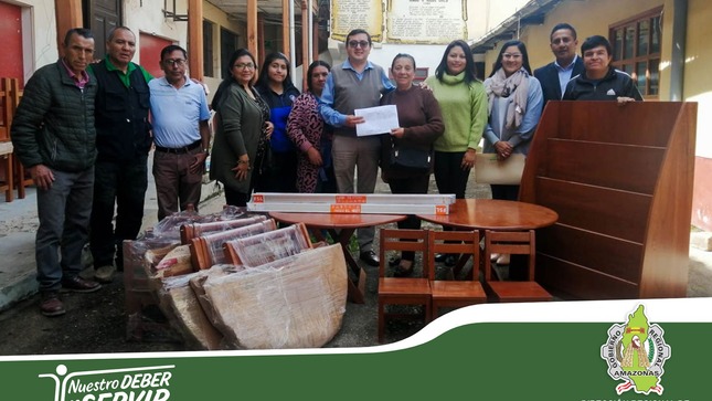 Entrega de mobiliario a colegios de Amazonas. 