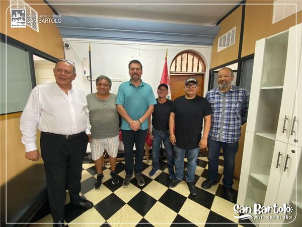 Nuestro Alcalde con los miembros de la Liga de Futbol Distrital de San Bartolo