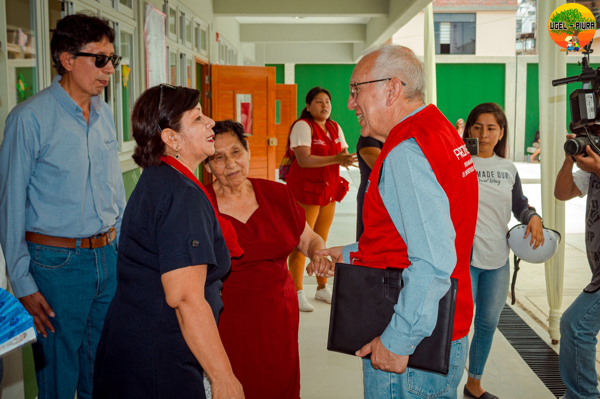 Ministro de Educación, Oscar Becerra inaugura la IE Rosa Suarez Rafael