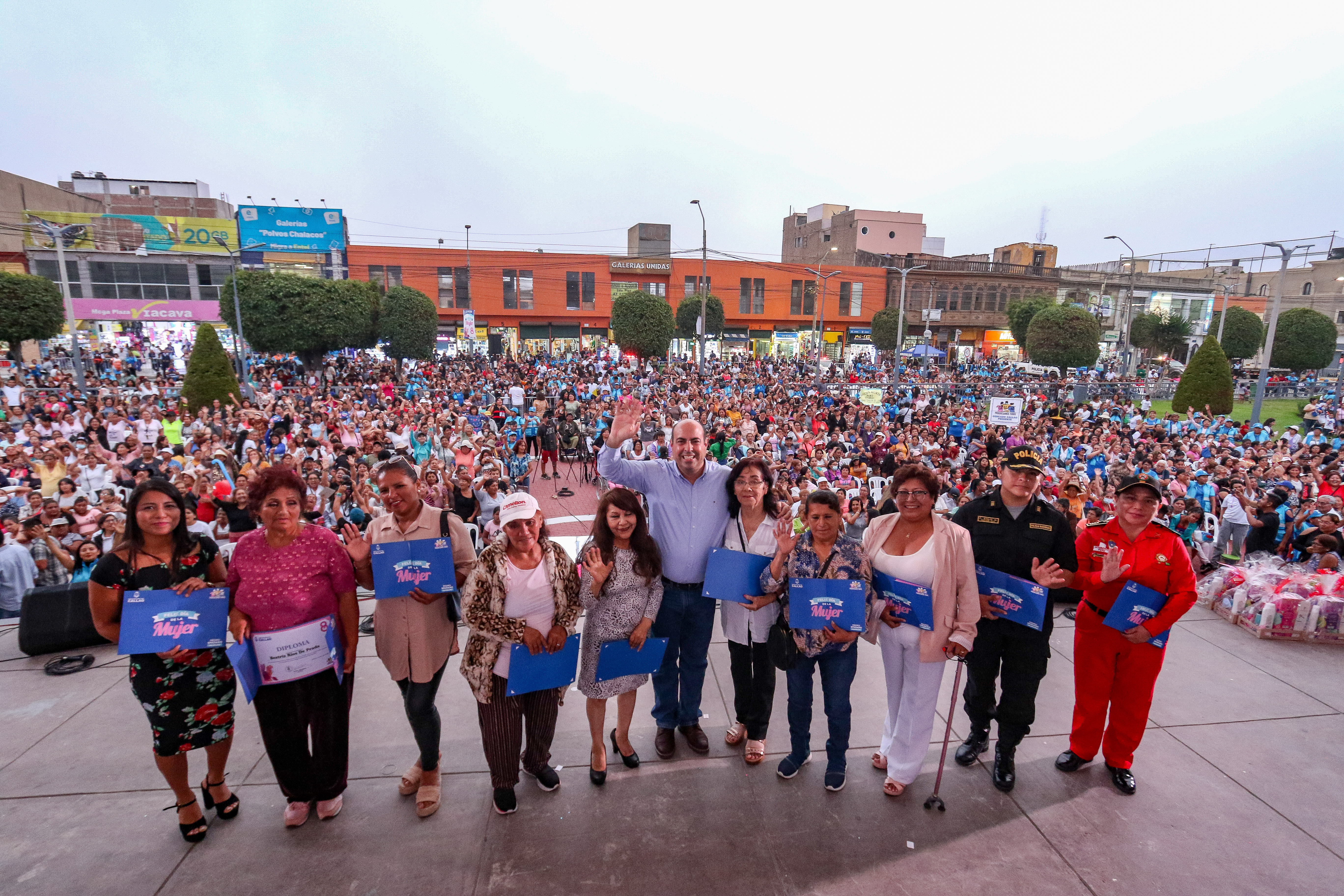 En esta fecha especial, homenajeamos a todas las mujeres chalacas que día a día luchan por salir adelante y ser un ejemplo para sus familias.