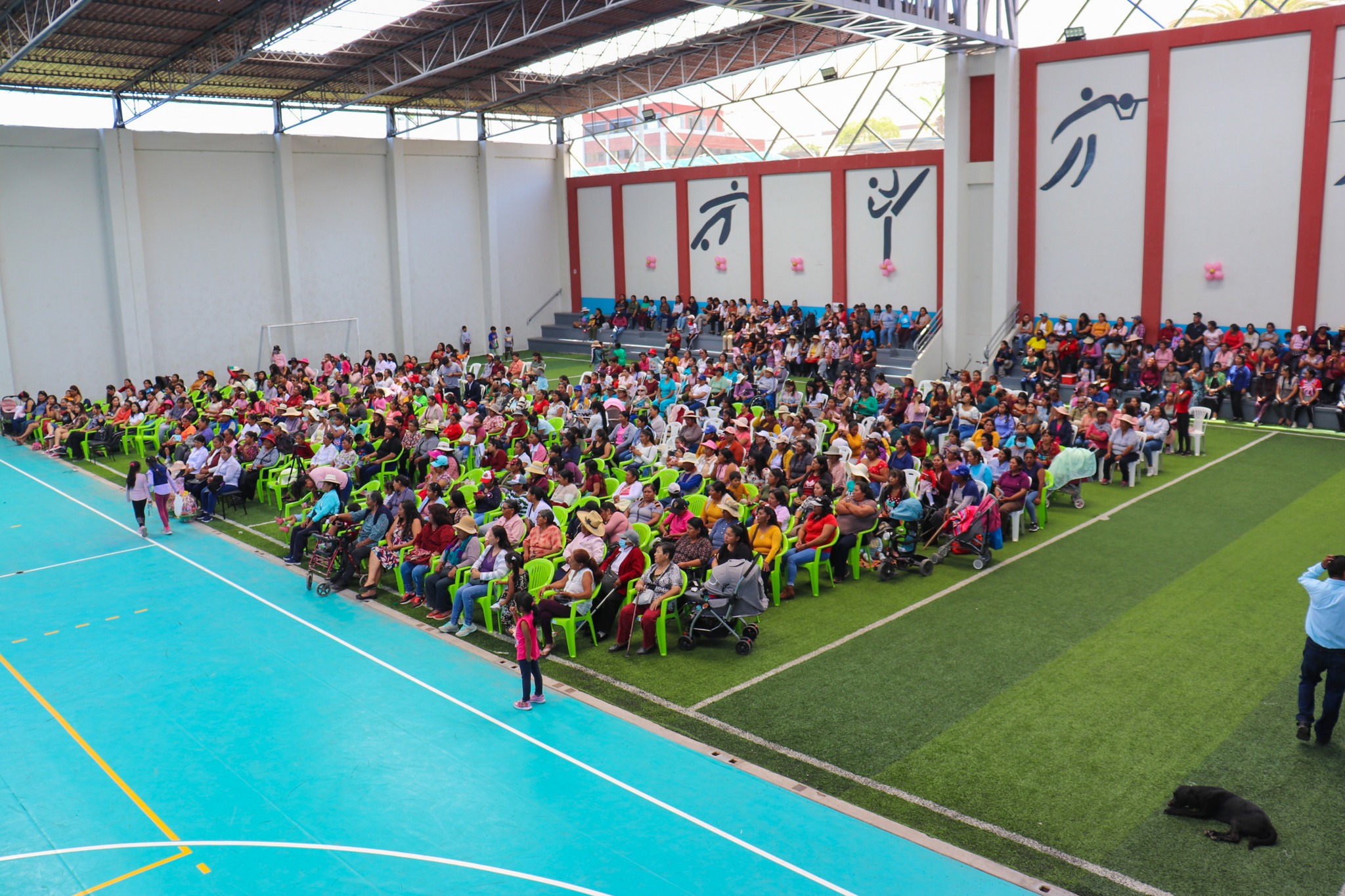 #DesarrolloyBienestar 🙋♀️Cientos de mujeres fueron agasajadas por la Municipalidad Distrital de Ite en el Día Internacional de la Mujer.