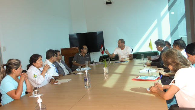 Alcalde de Chorrillos recibió a funcionarios de Salud en la Municipalidad.