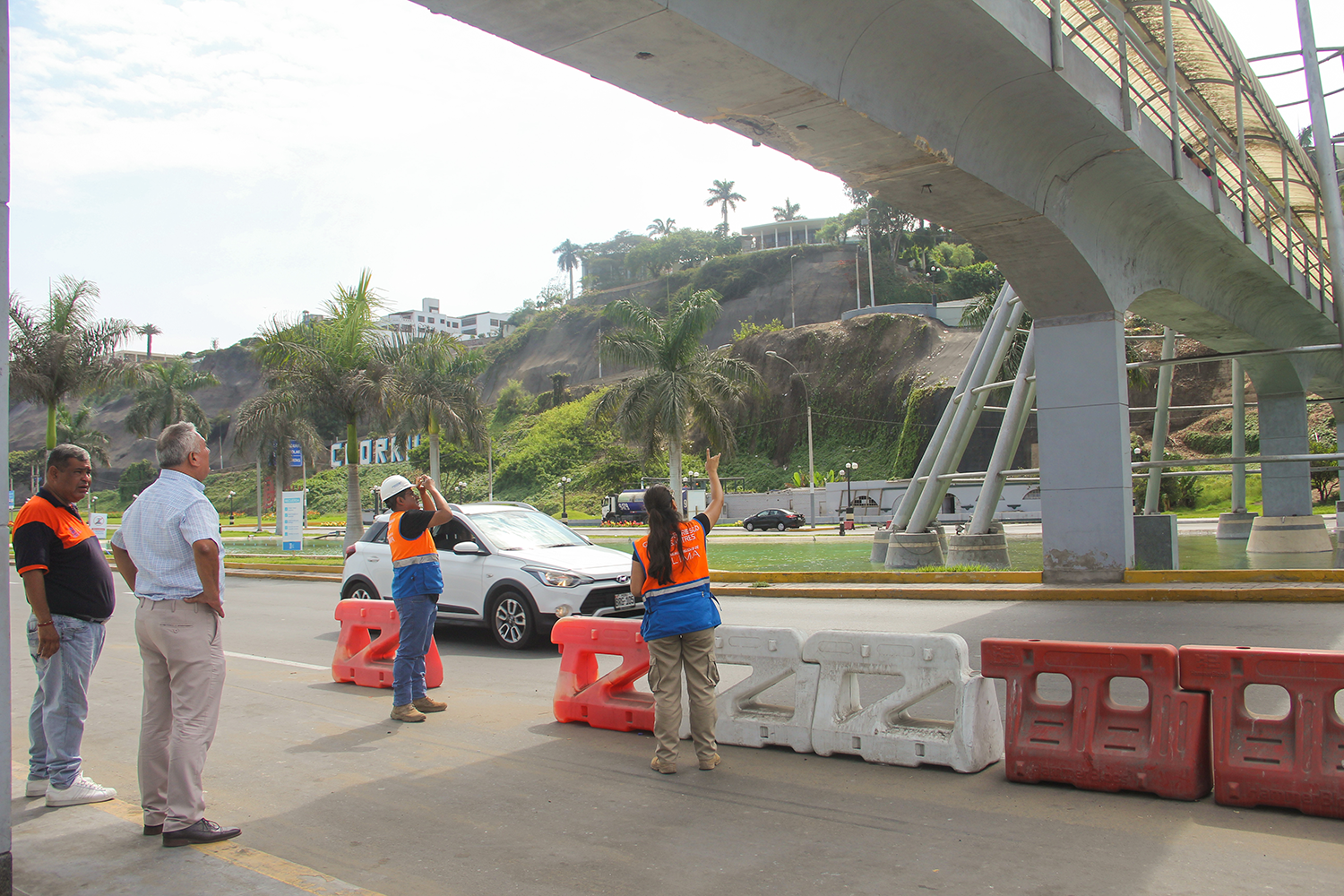 Autoridades supervisaron estructura dañada.