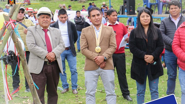 Colocacion de pprimera piedra para la reconstruccion del centro de salud Yauya