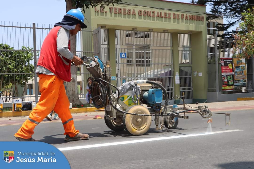 Trabajo de señalización al rededor de los colegios
