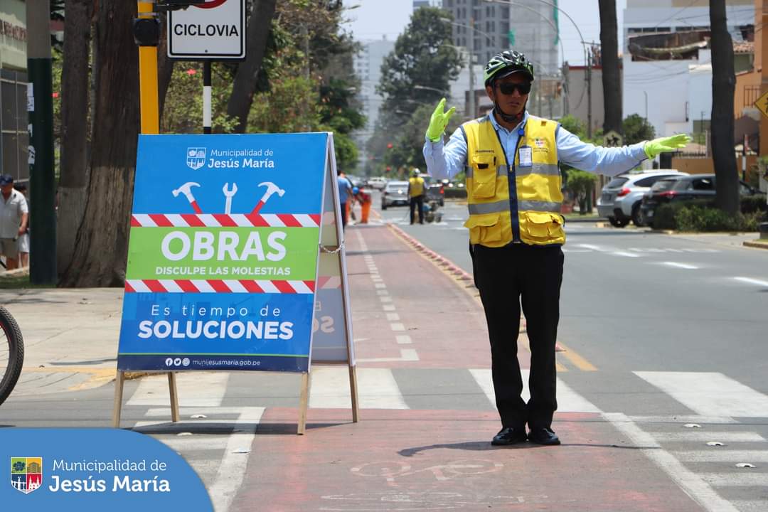 Trabajo de señalización al rededor de los colegios