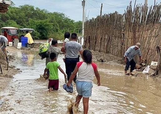 Los agentes de las diferentes unidades de la Policía Nacional del Perú (PNP) en las regiones de Tumbes, Piura, Lambayeque y La Libertad, se desplazaron a las zonas de emergencia para realizar labores de rescate y ayuda a la población afectada por las intensas precipitaciones y los desbordes de los ríos que ocasiona el ciclón Yaku en la zona norte del país.
Ante las intensas lluvias registradas en Piura, agentes de la comisaría Rural PNP Km 50 se movilizaron hasta el sector El Chimbe, ubicado cerca de la carretera Chulucanas – Piura, a fin de rescatar a nueve familias atrapadas en sus viviendas. Los agentes policiales evacuaron sobre sus hombros a los niños y personas adultas mayores, colocándolas a buen recaudo en las viviendas colindantes.
En la provincia de Paita, efectivos de la comisaría de la zona de desplazaron para apoyar con la evacuación de las personas afectadas por las intensas lluvias que inundaron las principales calles de la ciudad.
Despliegue policial para rescates
En la región Tumbes, personal policial también trabajó en las labores del traslado de las personas afectadas por las fuertes lluvias en esta parte del territorio nacional.
Por su parte, el jefe policial Tumbes, general PNP Javier Gonzales, indicó que cuenta con 150 efectivos capacitados para apoyar las labores de rescate y evacuación de los afectados. Informó que 32 policías especializados en operaciones de Rescate se han desplazado al distrito de Corrales, ante la activación de una quebrada que inunda las principales calles de la zona.
Envío de ayuda humanitario a damnificados
En la región Lambayeque, tras el desborde del río La Leche, personal de la comisaría de Pacora brindaron apoyo en acciones de seguridad y control del tránsito vehicular. Como medida de prevención, la carretera Panamericana Norte Antigua se encuentra cerrada al tránsito vehicular y peatonal por precaución ante nuevos desbordes.
El mayor PNP Hugo Chávez, comisario de la comisaría de Familia de Pacora, informó que también se ha enviado ayuda humanitaria a los damnificados, y dijo que efectivos del Escuadrón de Emergencia de la Policía Nacional están en la zona para las labores de rescate.
Las lluvias también afectaron a más de 400 familias de distintos caseríos del distrito de Mórrope. Personal de búsqueda y rescate de la Policía evacuó en helicóptero a los pobladores aislados, empezando por las mujeres embarazadas.
Las intensas lluvias que se registran en la sierra de la región La Libertad provocaron un deslizamiento de tierra y lodo que bloqueó el único ingreso a un socavón, donde se encontraban trabajando mineros informales en el sector El Infiernillo, en el distrito de Huaranchal, provincia de Otuzco.
Ante la emergencia, personal de Rescate de la comisaría PNP Huaranchal, al cual se han sumado los bomberos, realiza los trabajos de rescate en la zona del desastre. Sin embargo, las condiciones climáticas y lo agreste de la geografía han complicado aún más las labores para rescatar a estas personas que aún no han sido identificadas.