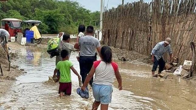 Los agentes de las diferentes unidades de la Policía Nacional del Perú (PNP) en las regiones de Tumbes, Piura, Lambayeque y La Libertad, se desplazaron a las zonas de emergencia para realizar labores de rescate y ayuda a la población afectada por las intensas precipitaciones y los desbordes de los ríos que ocasiona el ciclón Yaku en la zona norte del país.

Ante las intensas lluvias registradas en Piura, agentes de la comisaría Rural PNP Km 50 se movilizaron hasta el sector El Chimbe, ubicado cerca de la carretera Chulucanas – Piura, a fin de rescatar a nueve familias atrapadas en sus viviendas. Los agentes policiales evacuaron sobre sus hombros a los niños y personas adultas mayores, colocándolas a buen recaudo en las viviendas colindantes.

En la provincia de Paita, efectivos de la comisaría de la zona de desplazaron para apoyar con la evacuación de las personas afectadas por las intensas lluvias que inundaron las principales calles de la ciudad.

Despliegue policial para rescates

En la región Tumbes, personal policial también trabajó en las labores del traslado de las personas afectadas por las fuertes lluvias en esta parte del territorio nacional.

Por su parte, el jefe policial Tumbes, general PNP Javier Gonzales, indicó que cuenta con 150 efectivos capacitados para apoyar las labores de rescate y evacuación de los afectados. Informó que 32 policías especializados en operaciones de Rescate se han desplazado al distrito de Corrales, ante la activación de una quebrada que inunda las principales calles de la zona. 


Envío de ayuda humanitario a damnificados

En la región Lambayeque, tras el desborde del río La Leche, personal de la comisaría de Pacora brindaron apoyo en acciones de seguridad y control del tránsito vehicular. Como medida de prevención, la carretera Panamericana Norte Antigua se encuentra cerrada al tránsito vehicular y peatonal por precaución ante nuevos desbordes.

El mayor PNP Hugo Chávez, comisario de la comisaría de Familia de Pacora, informó que también se ha enviado ayuda humanitaria a los damnificados, y dijo que efectivos del Escuadrón de Emergencia de la Policía Nacional están en la zona para las labores de rescate.

Las lluvias también afectaron a más de 400 familias de distintos caseríos del distrito de Mórrope. Personal de búsqueda y rescate de la Policía evacuó en helicóptero a los pobladores aislados, empezando por las mujeres embarazadas. 

Las intensas lluvias que se registran en la sierra de la región La Libertad provocaron un deslizamiento de tierra y lodo que bloqueó el único ingreso a un socavón, donde se encontraban trabajando mineros informales en el sector El Infiernillo, en el distrito de Huaranchal, provincia de Otuzco. 

Ante la emergencia, personal de Rescate de la comisaría PNP Huaranchal, al cual se han sumado los bomberos, realiza los trabajos de rescate en la zona del desastre. Sin embargo, las condiciones climáticas y lo agreste de la geografía han complicado aún más las labores para rescatar a estas personas que aún no han sido identificadas.
 
