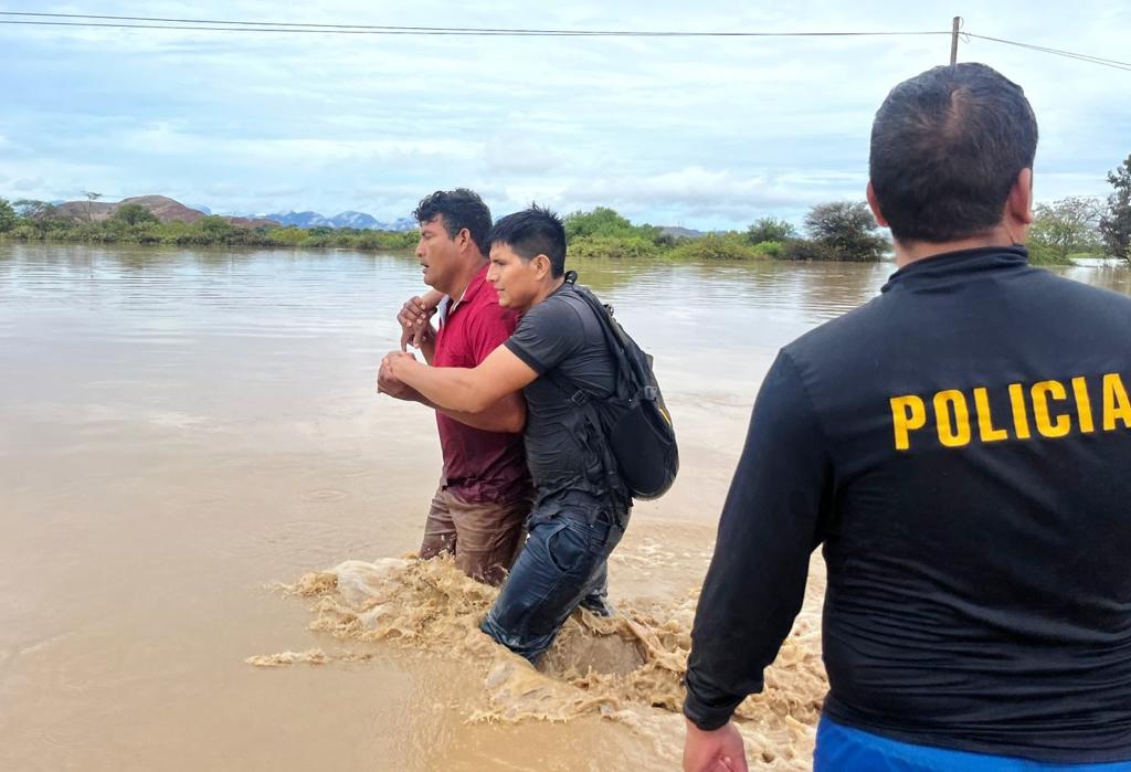 Los agentes de las diferentes unidades de la Policía Nacional del Perú (PNP) en las regiones de Tumbes, Piura, Lambayeque y La Libertad, se desplazaron a las zonas de emergencia para realizar labores de rescate y ayuda a la población afectada por las intensas precipitaciones y los desbordes de los ríos que ocasiona el ciclón Yaku en la zona norte del país.
Ante las intensas lluvias registradas en Piura, agentes de la comisaría Rural PNP Km 50 se movilizaron hasta el sector El Chimbe, ubicado cerca de la carretera Chulucanas – Piura, a fin de rescatar a nueve familias atrapadas en sus viviendas. Los agentes policiales evacuaron sobre sus hombros a los niños y personas adultas mayores, colocándolas a buen recaudo en las viviendas colindantes.
En la provincia de Paita, efectivos de la comisaría de la zona de desplazaron para apoyar con la evacuación de las personas afectadas por las intensas lluvias que inundaron las principales calles de la ciudad.
Despliegue policial para rescates
En la región Tumbes, personal policial también trabajó en las labores del traslado de las personas afectadas por las fuertes lluvias en esta parte del territorio nacional.
Por su parte, el jefe policial Tumbes, general PNP Javier Gonzales, indicó que cuenta con 150 efectivos capacitados para apoyar las labores de rescate y evacuación de los afectados. Informó que 32 policías especializados en operaciones de Rescate se han desplazado al distrito de Corrales, ante la activación de una quebrada que inunda las principales calles de la zona.
Envío de ayuda humanitario a damnificados
En la región Lambayeque, tras el desborde del río La Leche, personal de la comisaría de Pacora brindaron apoyo en acciones de seguridad y control del tránsito vehicular. Como medida de prevención, la carretera Panamericana Norte Antigua se encuentra cerrada al tránsito vehicular y peatonal por precaución ante nuevos desbordes.
El mayor PNP Hugo Chávez, comisario de la comisaría de Familia de Pacora, informó que también se ha enviado ayuda humanitaria a los damnificados, y dijo que efectivos del Escuadrón de Emergencia de la Policía Nacional están en la zona para las labores de rescate.
Las lluvias también afectaron a más de 400 familias de distintos caseríos del distrito de Mórrope. Personal de búsqueda y rescate de la Policía evacuó en helicóptero a los pobladores aislados, empezando por las mujeres embarazadas.
Las intensas lluvias que se registran en la sierra de la región La Libertad provocaron un deslizamiento de tierra y lodo que bloqueó el único ingreso a un socavón, donde se encontraban trabajando mineros informales en el sector El Infiernillo, en el distrito de Huaranchal, provincia de Otuzco.
Ante la emergencia, personal de Rescate de la comisaría PNP Huaranchal, al cual se han sumado los bomberos, realiza los trabajos de rescate en la zona del desastre. Sin embargo, las condiciones climáticas y lo agreste de la geografía han complicado aún más las labores para rescatar a estas personas que aún no han sido identificadas.