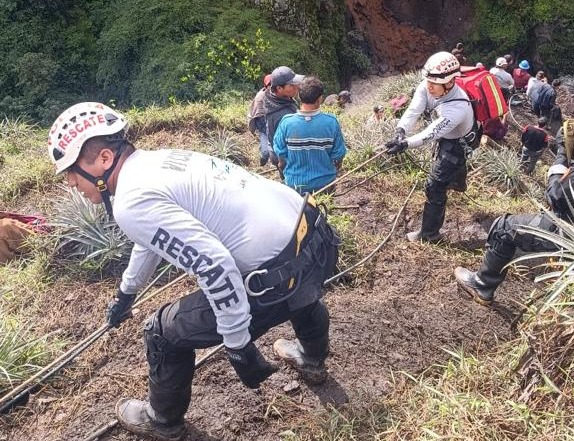 Los agentes de las diferentes unidades de la Policía Nacional del Perú (PNP) en las regiones de Tumbes, Piura, Lambayeque y La Libertad, se desplazaron a las zonas de emergencia para realizar labores de rescate y ayuda a la población afectada por las intensas precipitaciones y los desbordes de los ríos que ocasiona el ciclón Yaku en la zona norte del país.
Ante las intensas lluvias registradas en Piura, agentes de la comisaría Rural PNP Km 50 se movilizaron hasta el sector El Chimbe, ubicado cerca de la carretera Chulucanas – Piura, a fin de rescatar a nueve familias atrapadas en sus viviendas. Los agentes policiales evacuaron sobre sus hombros a los niños y personas adultas mayores, colocándolas a buen recaudo en las viviendas colindantes.
En la provincia de Paita, efectivos de la comisaría de la zona de desplazaron para apoyar con la evacuación de las personas afectadas por las intensas lluvias que inundaron las principales calles de la ciudad.
Despliegue policial para rescates
En la región Tumbes, personal policial también trabajó en las labores del traslado de las personas afectadas por las fuertes lluvias en esta parte del territorio nacional.
Por su parte, el jefe policial Tumbes, general PNP Javier Gonzales, indicó que cuenta con 150 efectivos capacitados para apoyar las labores de rescate y evacuación de los afectados. Informó que 32 policías especializados en operaciones de Rescate se han desplazado al distrito de Corrales, ante la activación de una quebrada que inunda las principales calles de la zona.
Envío de ayuda humanitario a damnificados
En la región Lambayeque, tras el desborde del río La Leche, personal de la comisaría de Pacora brindaron apoyo en acciones de seguridad y control del tránsito vehicular. Como medida de prevención, la carretera Panamericana Norte Antigua se encuentra cerrada al tránsito vehicular y peatonal por precaución ante nuevos desbordes.
El mayor PNP Hugo Chávez, comisario de la comisaría de Familia de Pacora, informó que también se ha enviado ayuda humanitaria a los damnificados, y dijo que efectivos del Escuadrón de Emergencia de la Policía Nacional están en la zona para las labores de rescate.
Las lluvias también afectaron a más de 400 familias de distintos caseríos del distrito de Mórrope. Personal de búsqueda y rescate de la Policía evacuó en helicóptero a los pobladores aislados, empezando por las mujeres embarazadas.
Las intensas lluvias que se registran en la sierra de la región La Libertad provocaron un deslizamiento de tierra y lodo que bloqueó el único ingreso a un socavón, donde se encontraban trabajando mineros informales en el sector El Infiernillo, en el distrito de Huaranchal, provincia de Otuzco.
Ante la emergencia, personal de Rescate de la comisaría PNP Huaranchal, al cual se han sumado los bomberos, realiza los trabajos de rescate en la zona del desastre. Sin embargo, las condiciones climáticas y lo agreste de la geografía han complicado aún más las labores para rescatar a estas personas que aún no han sido identificadas.