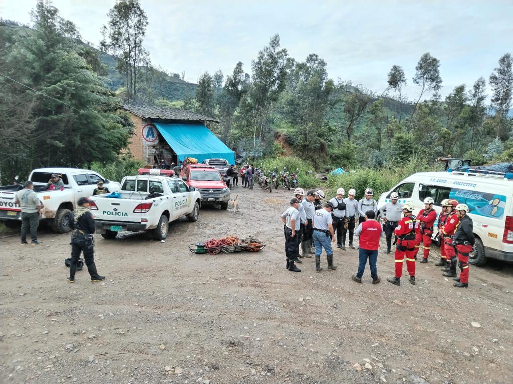 Los agentes de las diferentes unidades de la Policía Nacional del Perú (PNP) en las regiones de Tumbes, Piura, Lambayeque y La Libertad, se desplazaron a las zonas de emergencia para realizar labores de rescate y ayuda a la población afectada por las intensas precipitaciones y los desbordes de los ríos que ocasiona el ciclón Yaku en la zona norte del país.
Ante las intensas lluvias registradas en Piura, agentes de la comisaría Rural PNP Km 50 se movilizaron hasta el sector El Chimbe, ubicado cerca de la carretera Chulucanas – Piura, a fin de rescatar a nueve familias atrapadas en sus viviendas. Los agentes policiales evacuaron sobre sus hombros a los niños y personas adultas mayores, colocándolas a buen recaudo en las viviendas colindantes.
En la provincia de Paita, efectivos de la comisaría de la zona de desplazaron para apoyar con la evacuación de las personas afectadas por las intensas lluvias que inundaron las principales calles de la ciudad.
Despliegue policial para rescates
En la región Tumbes, personal policial también trabajó en las labores del traslado de las personas afectadas por las fuertes lluvias en esta parte del territorio nacional.
Por su parte, el jefe policial Tumbes, general PNP Javier Gonzales, indicó que cuenta con 150 efectivos capacitados para apoyar las labores de rescate y evacuación de los afectados. Informó que 32 policías especializados en operaciones de Rescate se han desplazado al distrito de Corrales, ante la activación de una quebrada que inunda las principales calles de la zona.
Envío de ayuda humanitario a damnificados
En la región Lambayeque, tras el desborde del río La Leche, personal de la comisaría de Pacora brindaron apoyo en acciones de seguridad y control del tránsito vehicular. Como medida de prevención, la carretera Panamericana Norte Antigua se encuentra cerrada al tránsito vehicular y peatonal por precaución ante nuevos desbordes.
El mayor PNP Hugo Chávez, comisario de la comisaría de Familia de Pacora, informó que también se ha enviado ayuda humanitaria a los damnificados, y dijo que efectivos del Escuadrón de Emergencia de la Policía Nacional están en la zona para las labores de rescate.
Las lluvias también afectaron a más de 400 familias de distintos caseríos del distrito de Mórrope. Personal de búsqueda y rescate de la Policía evacuó en helicóptero a los pobladores aislados, empezando por las mujeres embarazadas.
Las intensas lluvias que se registran en la sierra de la región La Libertad provocaron un deslizamiento de tierra y lodo que bloqueó el único ingreso a un socavón, donde se encontraban trabajando mineros informales en el sector El Infiernillo, en el distrito de Huaranchal, provincia de Otuzco.
Ante la emergencia, personal de Rescate de la comisaría PNP Huaranchal, al cual se han sumado los bomberos, realiza los trabajos de rescate en la zona del desastre. Sin embargo, las condiciones climáticas y lo agreste de la geografía han complicado aún más las labores para rescatar a estas personas que aún no han sido identificadas.