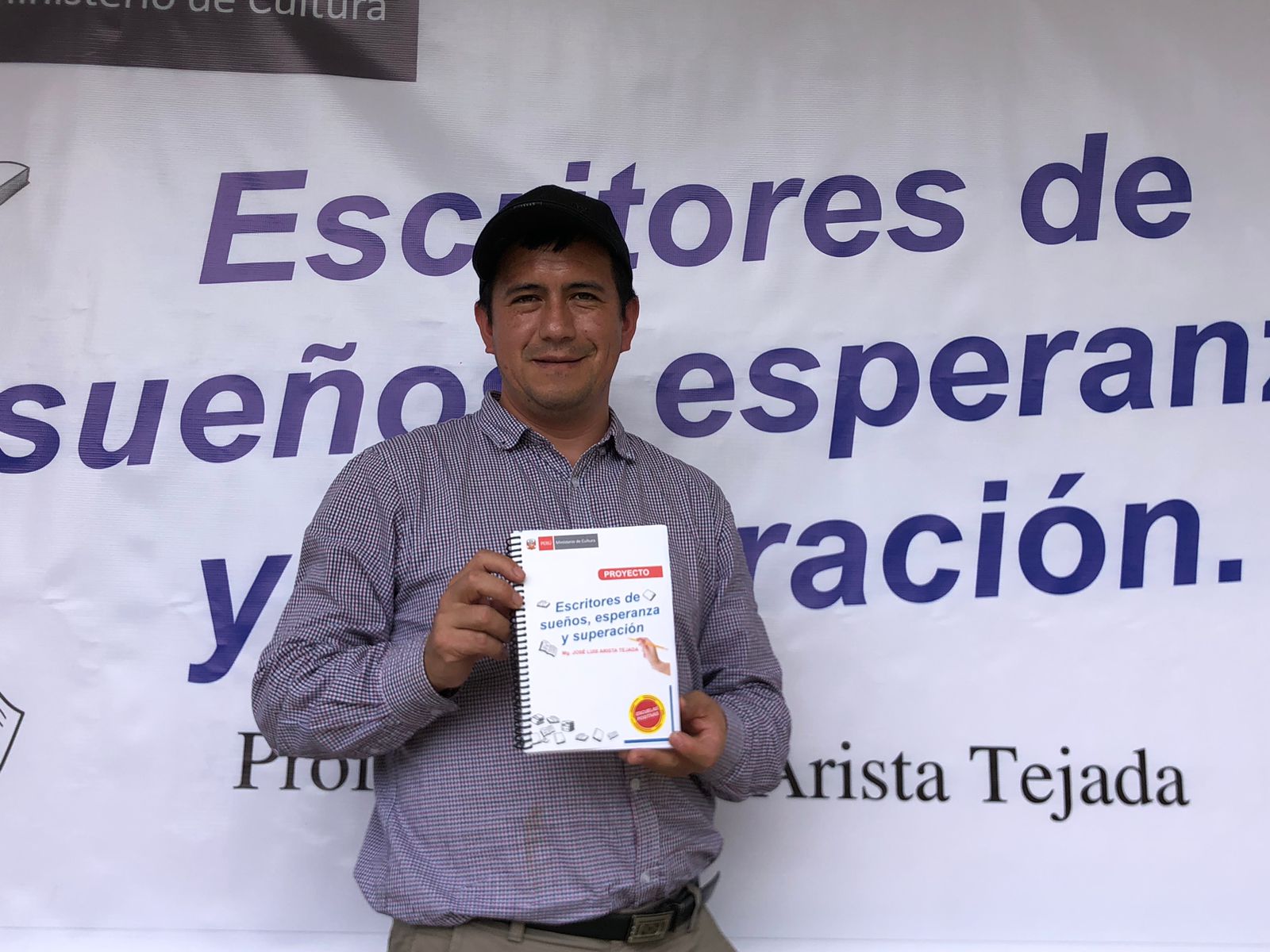 Entrega de mobiliario y material educativo a escuelas. 