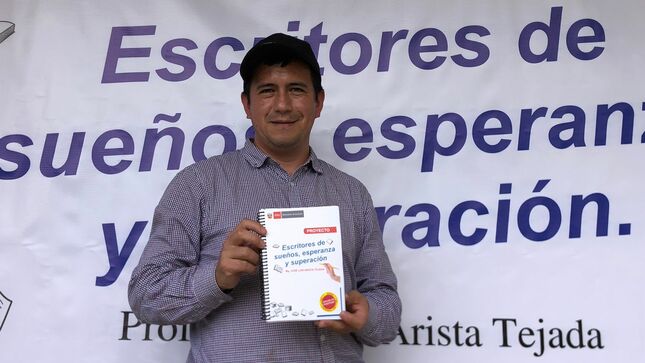 Entrega de mobiliario y material educativo a escuelas. 