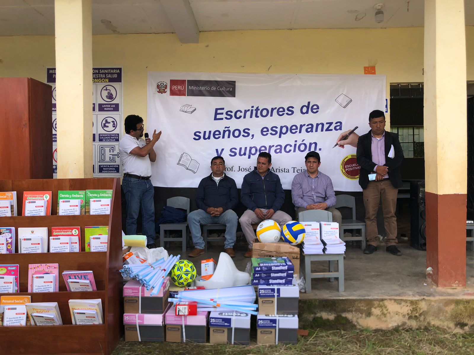 Entrega de mobiliario y material educativo a escuelas. 