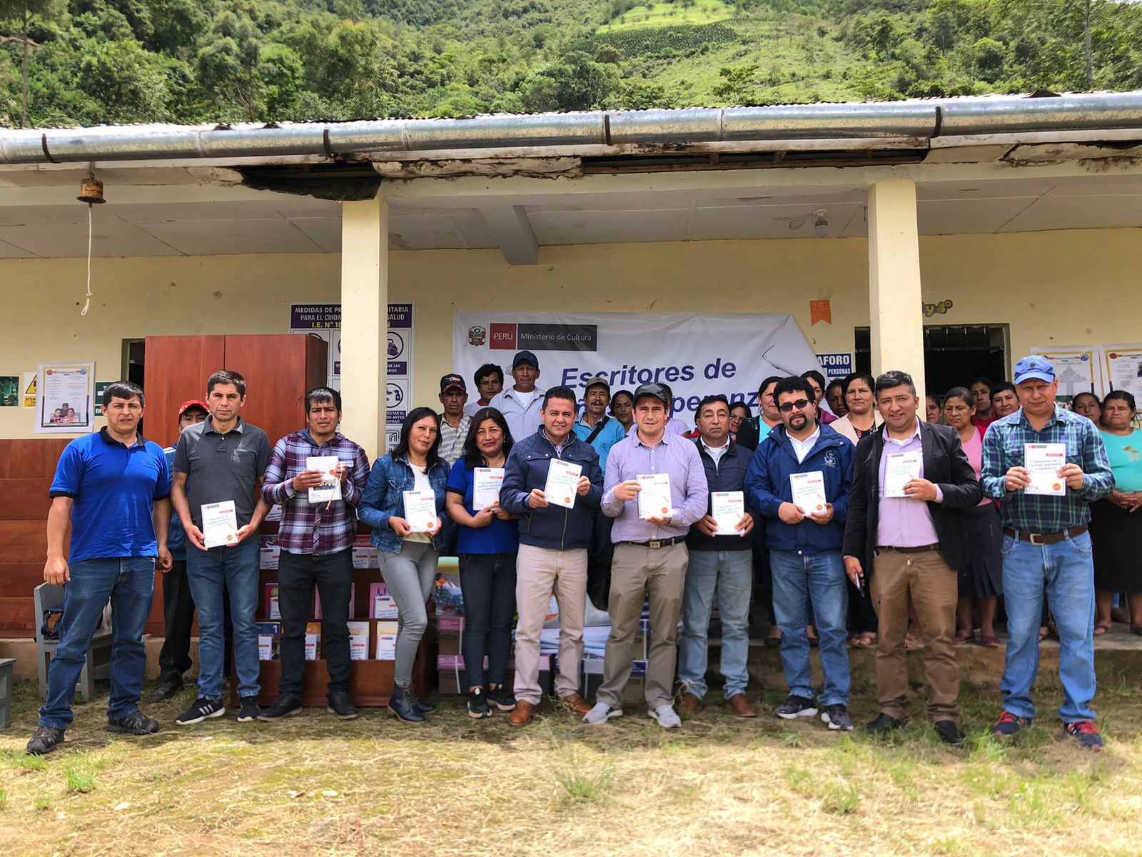 Entrega de mobiliario y material educativo a escuelas. 