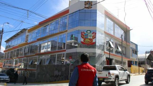 Contraloría detectó que Municipalidad suscribió contratos para mantenimiento de caminos vecinales sin verificar documentación