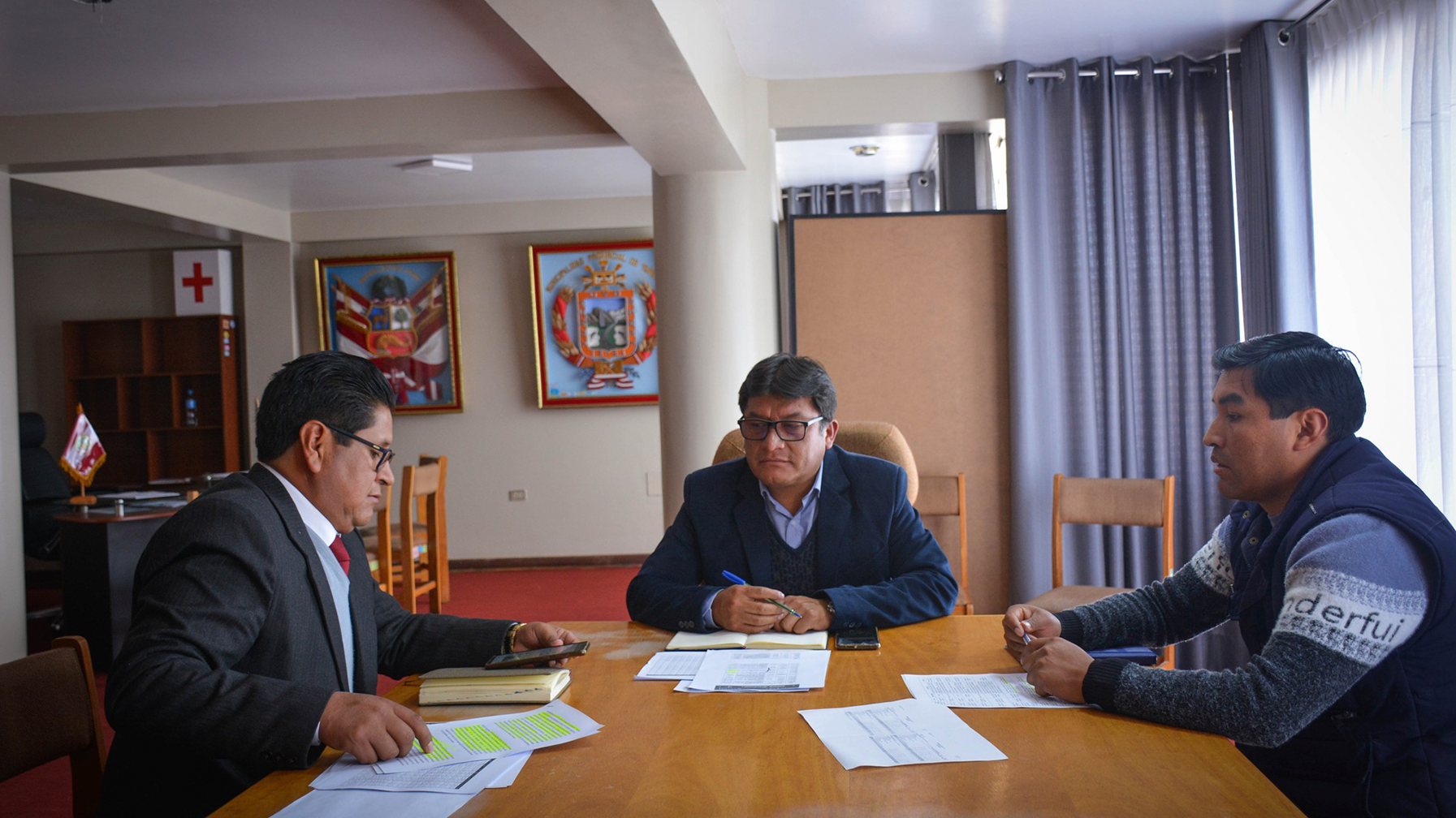 El alcalde de la municipalidad provincial de Yunguyo, Ing. Fernando Coya Valdivia, se reunió con el consejero regional por la provincial de Yunguyo, Rolando Rivera Zevallos, con la finalidad de concretar acciones para lograr la ejecución de obras de impacto provincial.
En la reunión, verificaron el estado de las obras en trámite como la construcción del nuevo hospital, ejecución de la carretera Yunguyo – Tinicachi y otros proyectos emblemáticos a nivel de la provincia de Yunguyo.
Estos temas centrales han hecho que ambas autoridades en conjunto, fijen estrategias para que el gobernador regional de Puno atienda la cartera de proyectos; dentro de ellos la construcción del nuevo hospital.
Asimismo, ambas autoridades junto a una comitiva de representantes de la sociedad civil, plantearan al Gobernador regional la consideración de estos y demás proyectos en el taller de presupuesto participativo para el año 2024.
